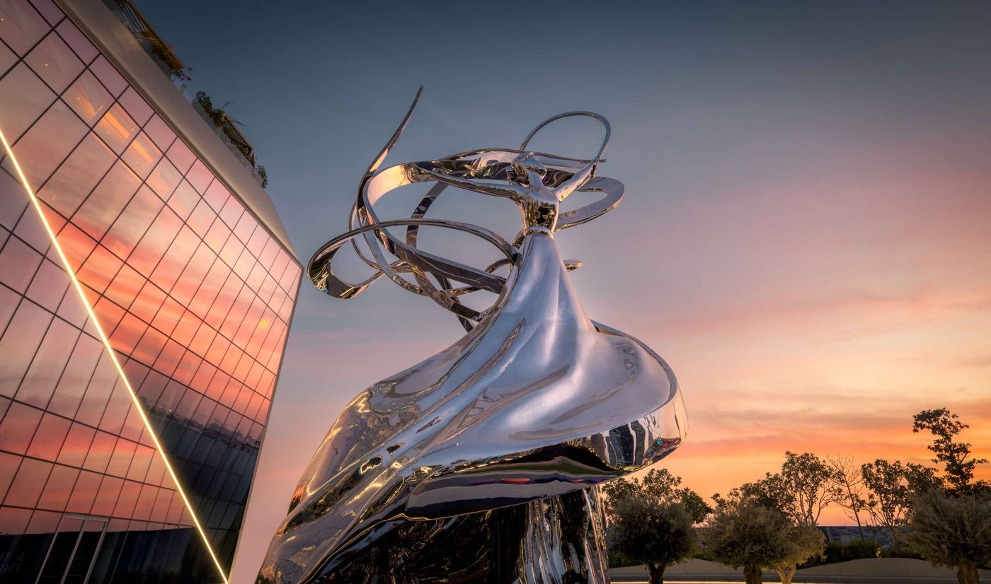 Plaza Downtown DMCC, sculpture at sunset
